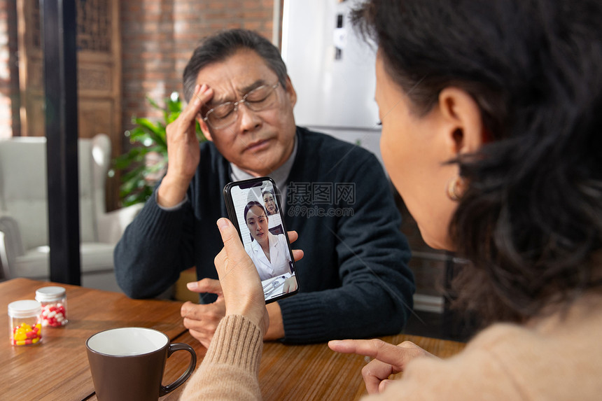 老年夫妇使用手机线上看病图片