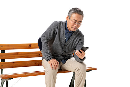 白色上的男人坐在长椅上的老人看手机背景
