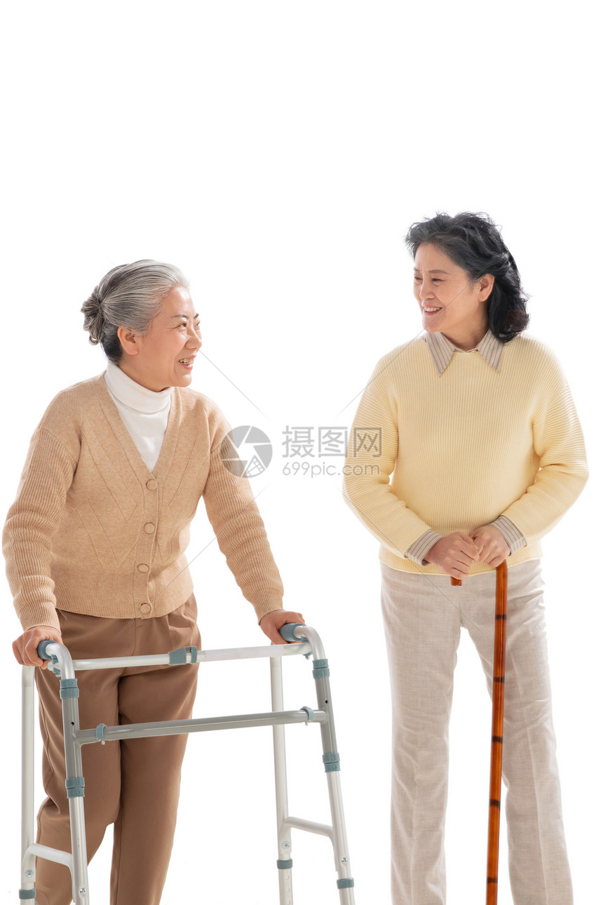 两位老年人拄着拐杖聊天图片