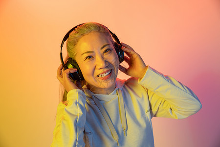 戴耳机听音乐的老年人图片