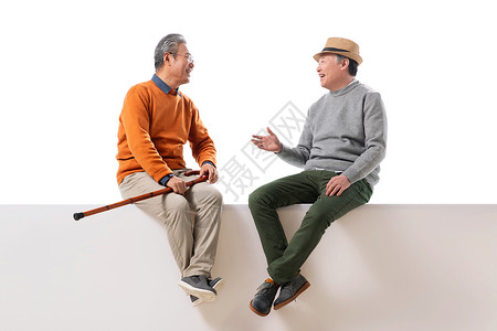 两位老朋友坐着聊天高清图片
