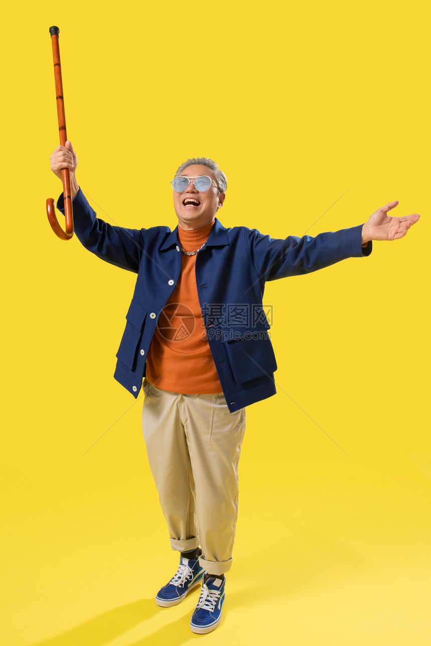 拿着拐杖的快乐老人图片