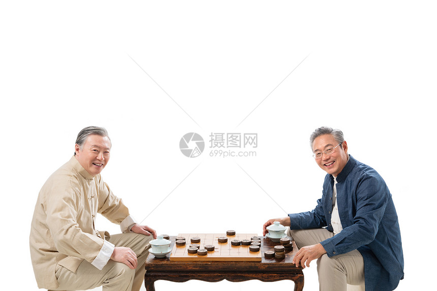 两位老年朋友下象棋图片