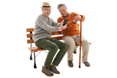 两位老年朋友坐在长椅上看手机图片
