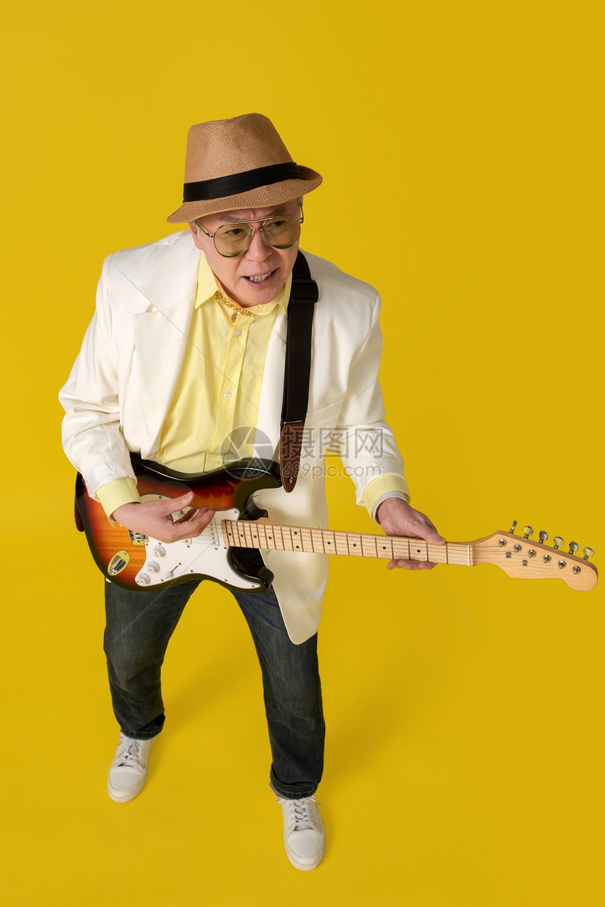 弹吉他的快乐老年人图片