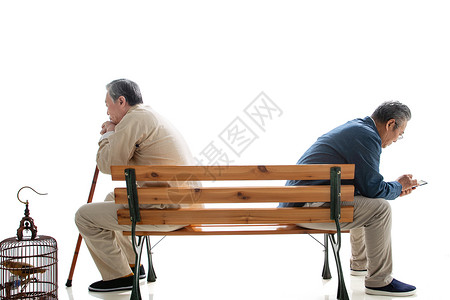 坐在长椅上的老年人高清图片