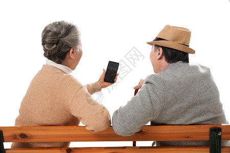 坐在长椅上的老年夫妇看手机图片