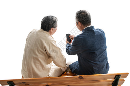 两位老年朋友看手机视频图片