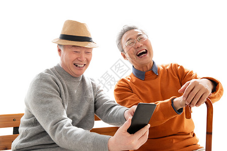 两个人打电话两位老年朋友坐在长椅上看手机背景