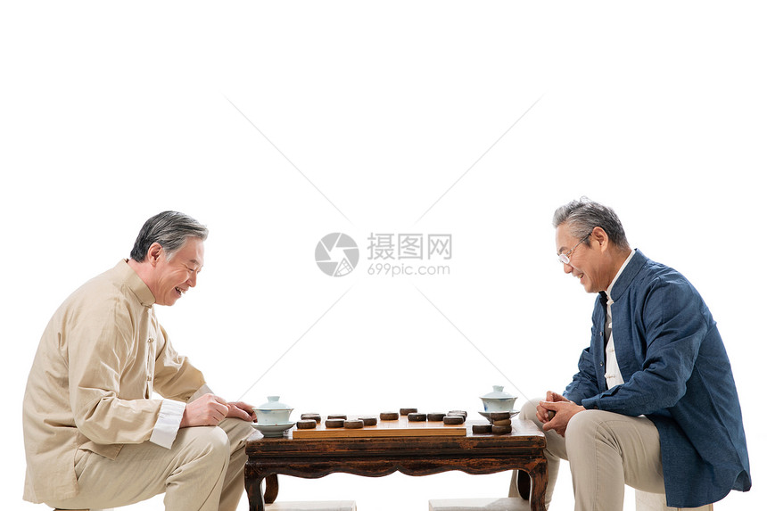 两位老年朋友下象棋图片