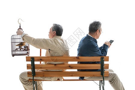 拿着鸟笼的老人和拿着手机的老人坐在长椅上图片