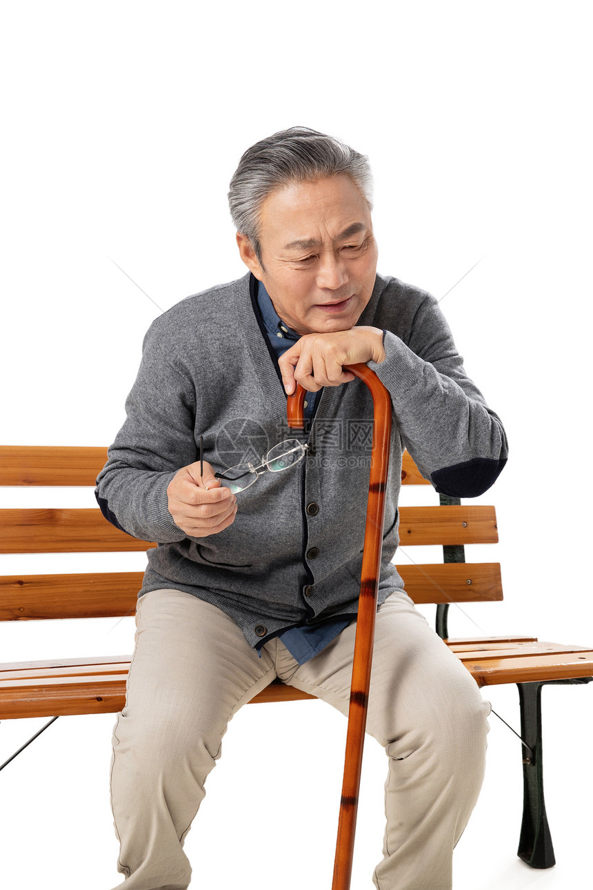 拄着拐杖的孤独老年人图片