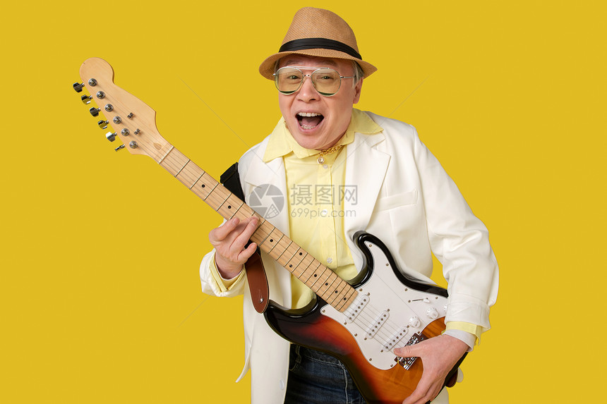 弹吉他的快乐老年人图片