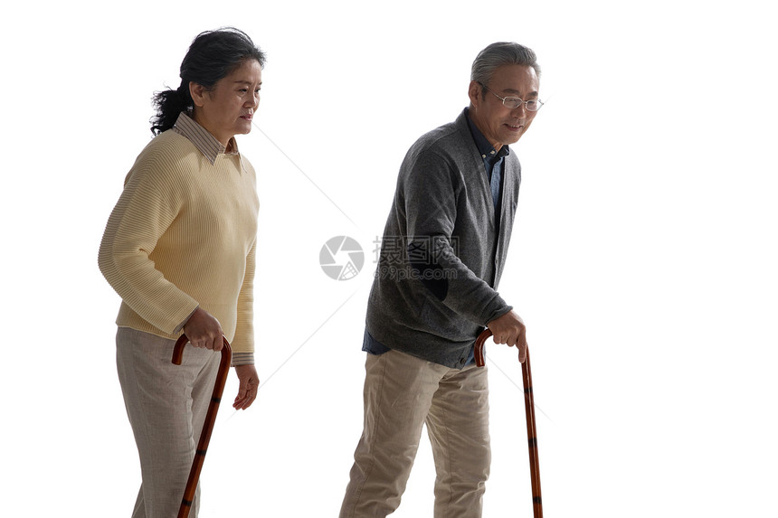 拄着拐杖的老年夫妇图片