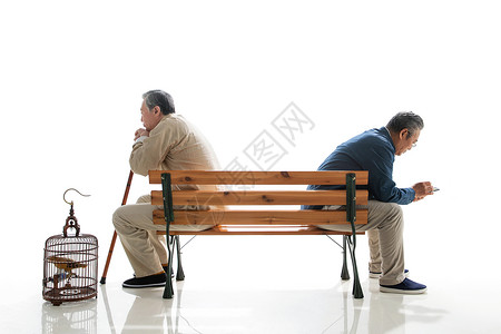 坐在长椅上的老年人高清图片