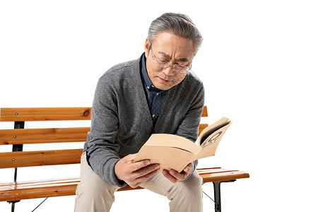 坐在长椅上的老人看书图片