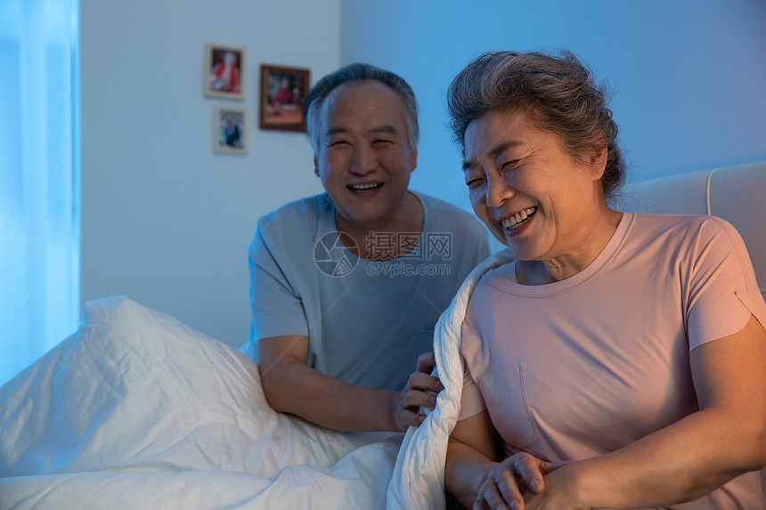 高兴的老年夫妇图片