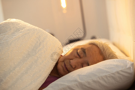 社区老人老人躺在床上睡觉背景