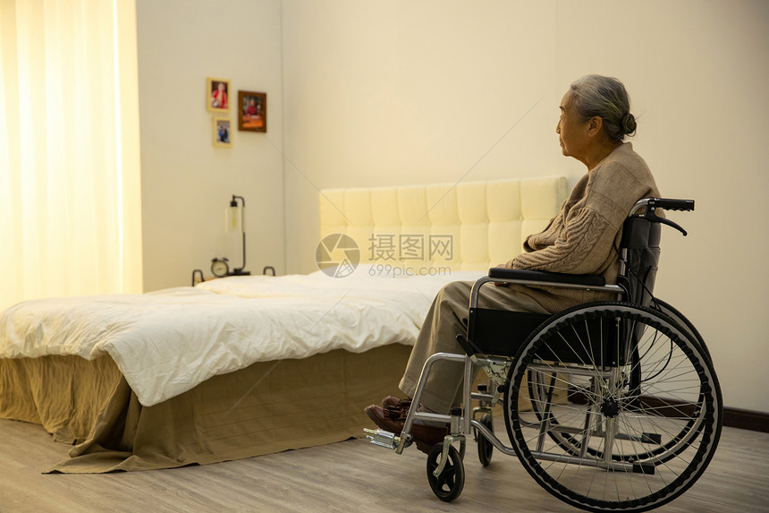 孤独的老人坐在轮椅上图片
