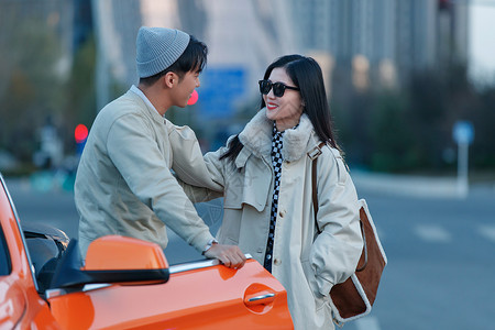 潮流中国时尚的青年伴侣和豪车背景