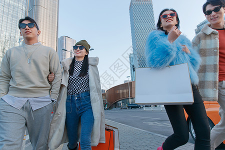 时尚的青年人逛街购物图片