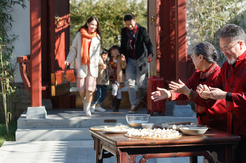 幸福家庭回家过新年图片