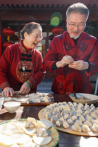 幸福的老年夫妇过年包饺子图片