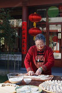 幸福的老年女人过年包饺子图片