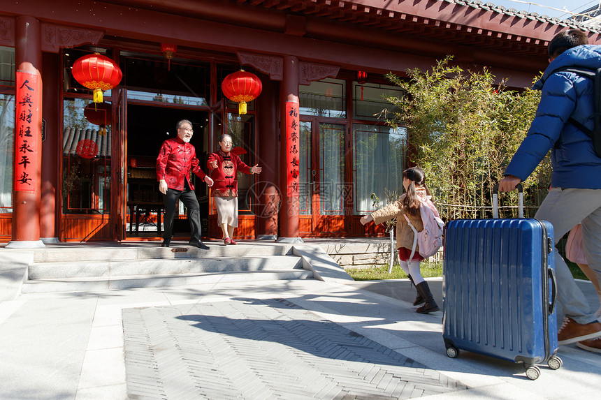 幸福家庭回家过新年图片