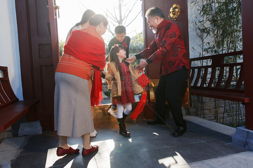 幸福家庭回家过新年图片