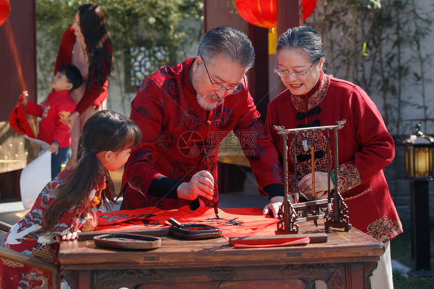 快乐家庭过新年写春联图片