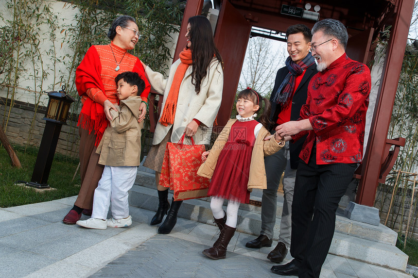 幸福家庭回家过新年图片