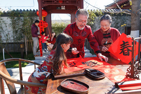 虎年烫金灯笼春字快乐家庭过新年写春联背景