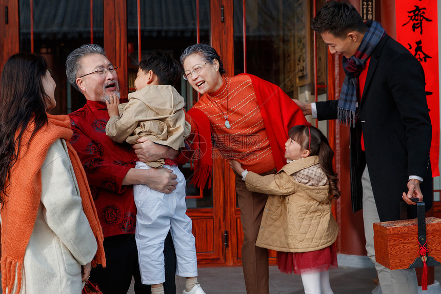 幸福家庭回家过新年图片