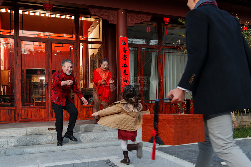 幸福家庭回家过新年图片