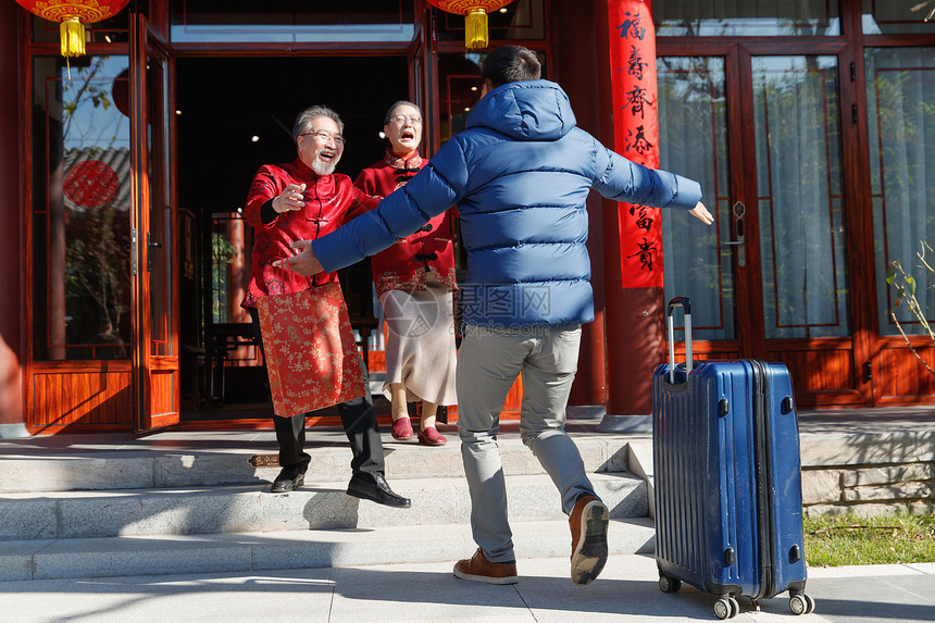 青年男人过年回家和父母团聚图片