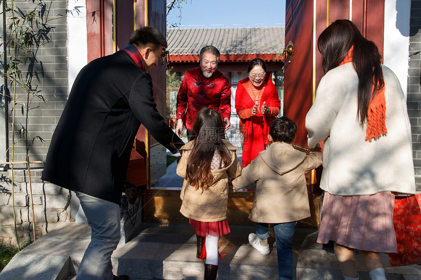 幸福家庭回家过新年图片