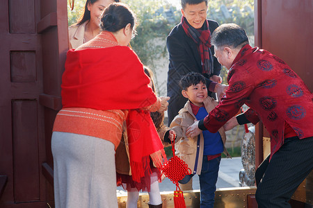 幸福家庭回家过新年图片