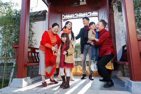 中式门廊幸福家庭回家过新年背景