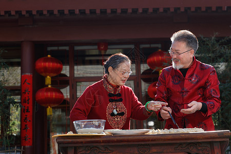 幸福的老年夫妇过年包饺子图片