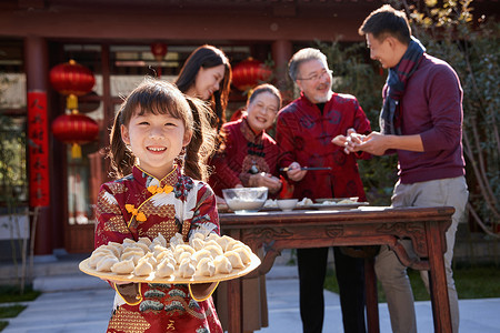幸福的家庭过年包饺子图片