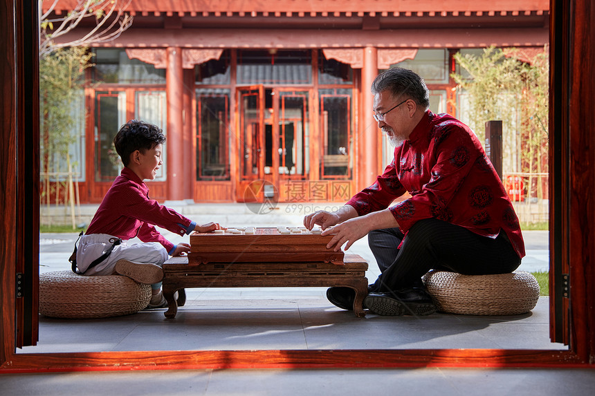 祖孙俩在庭院里下象棋图片