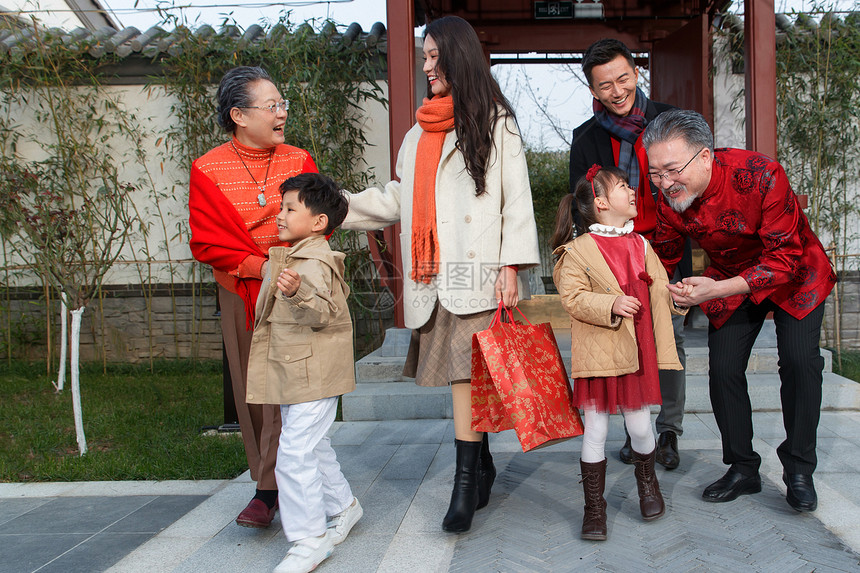 幸福家庭回家与老人团聚过新年图片