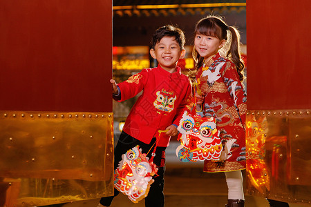 欢乐的男孩女孩庆祝新春高清图片