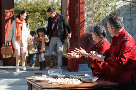 幸福家庭回家过新年图片