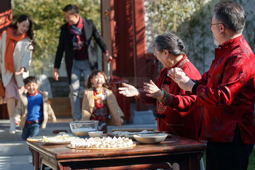 幸福家庭回家过新年图片