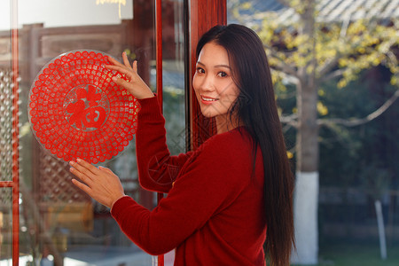 圆盘装饰年轻女人过年贴窗花背景