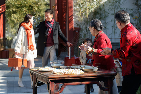 孩子回家吃饭幸福家庭回家过新年背景