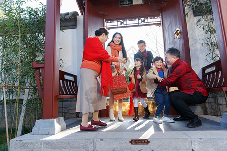 中式门廊幸福家庭回家与老人团聚过新年背景