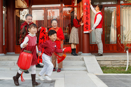 快乐儿童追逐嬉戏庆新年高清图片